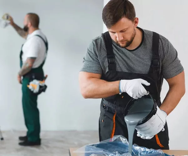 Peinture et retouches pour rafraîchir vos espaces intérieurs et extérieurs.